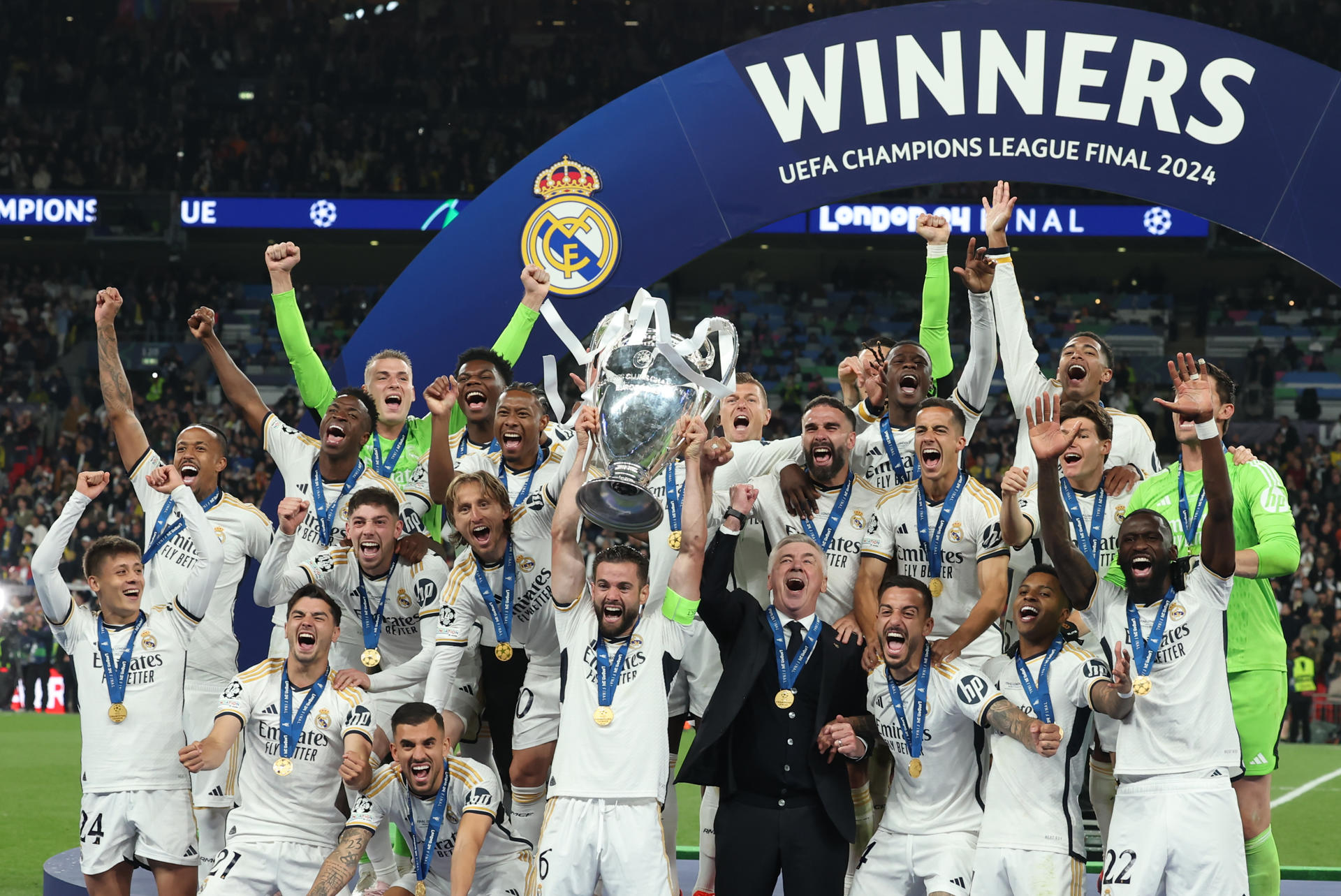 LONDRES, 01/06/2024.- Los jugadores del Real Madrid celebran su victoria en la final de la Liga de Campeones que Real Madrid y Borussia Dortmund han disputado hoy sábado en el estadio de Wembley, en Londres. EFE / Kiko Huesca.