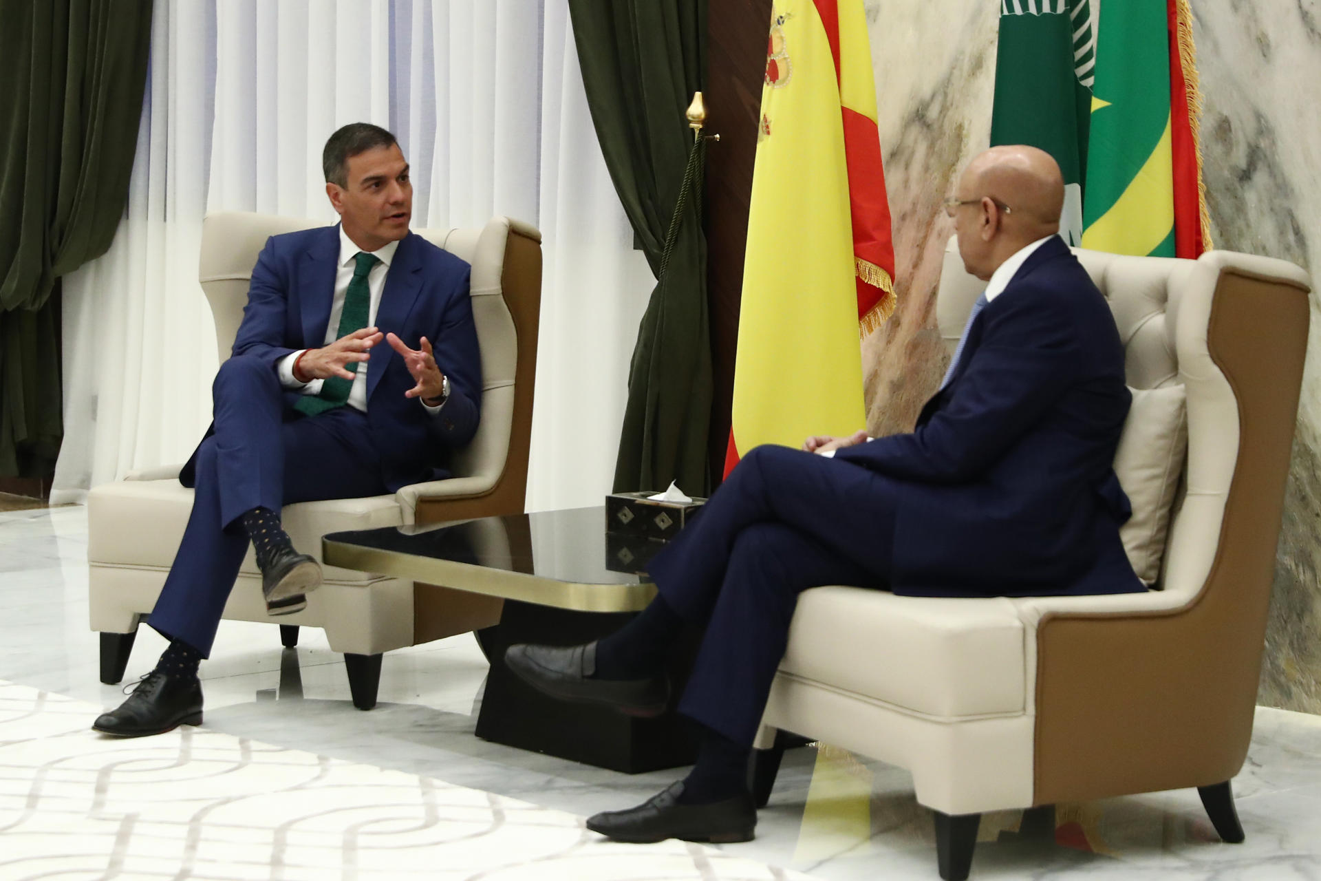 El presidente del Gobierno, Pedro Sánchez, se ha reunido este martes con el presidente de la República Islámica de Mauritania, Mohamed Cheikh El Ghazouani, en el Palacio Presidencial, en la primera etapa de su gira africana, que incluye también Gambia y Senegal, para reforzar la cooperación migratoria en un momento de especial presión, con un goteo de cayucos procedentes de estos países que llegan a las costas canarias. EFE/Moncloa/Fernando Calvo -SOLO USO EDITORIAL/SOLO DISPONIBLE PARA ILUSTRAR LA NOTICIA QUE ACOMPAÑA (CRÉDITO OBLIGATORIO)-