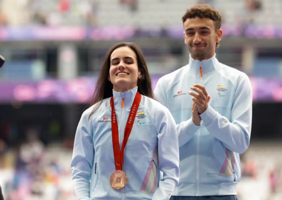 La atleta española Alba García tras conseguir la medalla de bronce en la final de salto de longitud de los Juegos Paralímpicos París 2024.