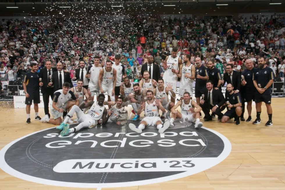 Jugadores y cuerpo técnicno del Real Madrid celebran su título de Supercopa Endesa en el Palacio de los Deportes de Murcia.