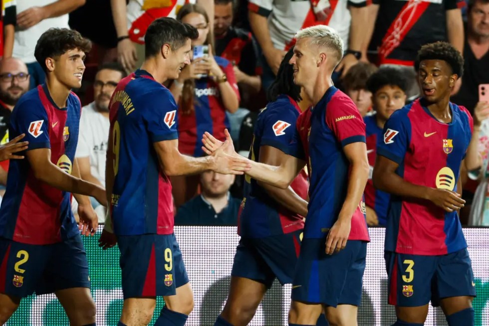 El centrocampista del FC Barcelona Dani Olmo (2d) celebra su gol con Robert Lewandowski (2i) durante el partido de la tercera jornada de Liga en Primera División.