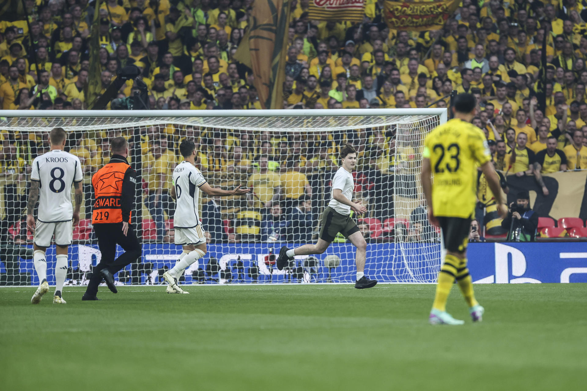 LONDRES, 01/06/2024.- Un espectador ha saltado al terreno de juego durante la final de la Liga de Campeones que Real Madrid y Borussia Dortmund disputan hoy sábado en el estadio de Wembley, en Londres. EFE / Kiko Huesca.