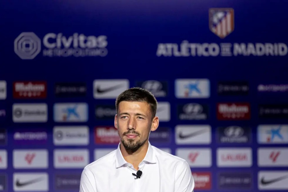 El nuevo jugador del Atlético de Madrid Clément Lenglet ofrece una rueda de prensa durante su presentación.