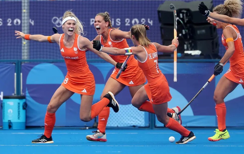 La jugadora de Paises Bajos Yibbi Jansen celebra tras marcar el tercer gol de su equipo durante la semifinal femenina entre Holanda y Argentina en el Estadio Yves-du-Manoir de Colombes, Francia.