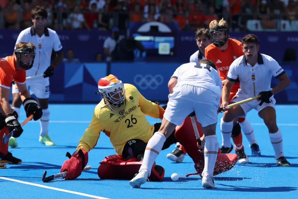 El jugador español Gerard Clapes (2d) se enfrenta al portero neerlandés Pirmin Blaak (c) en la semifinal masculina de hockey hierba de los Juegos Olímpicos de París 2024