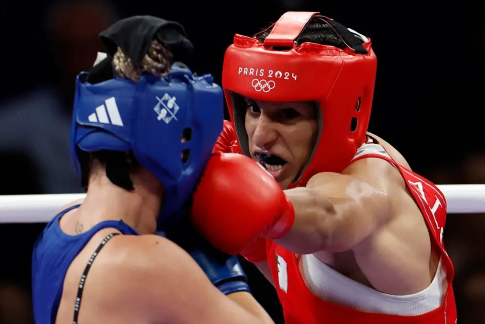 La boxeadora argelina Imane Khelif (rojo) ante la húngara Anna Luca Hamori (azul) durante el combate de cuartos de final femenino, categoría 66kg, de los Juegos Olímpicos de París 2024, en North Paris Arena de Seine-Saint Denis.