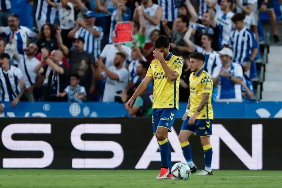 El centrocampista de Las Palmas Enzo Loiodice (i) tras encajar el segundo gol, durante el partido de Liga en Primera División que CD Leganés y UD Las Palmas disputaron este domingo en el estadio de Butarque. EFE/Sergio Pérez