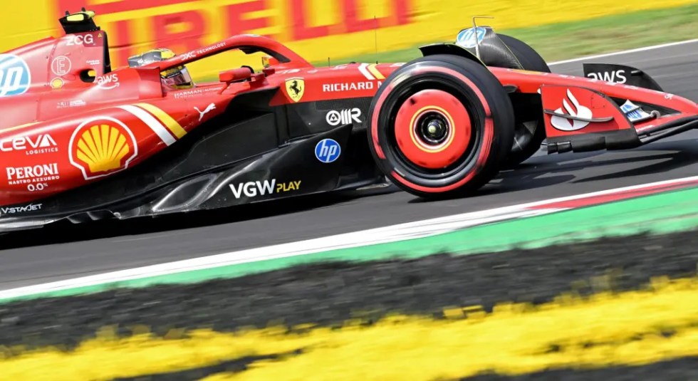 El piloto de la Scuderia Ferrari Carlos Sainz Jr. en acción durante la tercera sesión del Gran Premio de Italia de Fórmula Uno, en Monza, Italia.