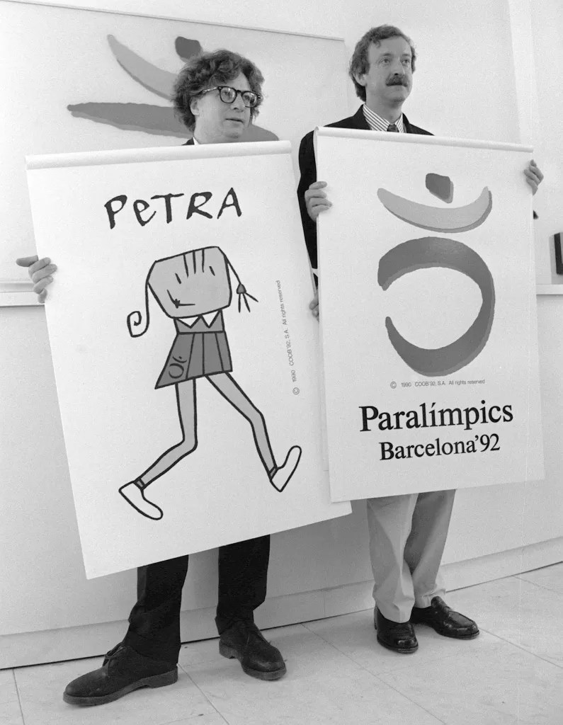 Javier Mariscal y Josep María Trias con los carteles de los Juegos Paralímpicos de Barcelona 1992