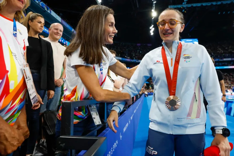 La reina Letizia felicita a la nadadora María Delgado tras conseguir su medalla de bronce en la final de 100 metros espalda de los Juegos Paralímpicos París 2024.