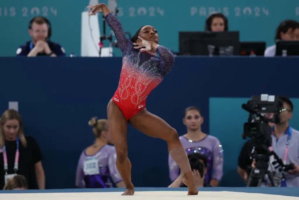 La gimnasta estadounidense Simone Biles ejecuta su ejercicio en la final de suelo femenino de gimnasia artística de los Juegos Olímpicos de París 2024, en el pabellón Bercy Arena, este lunes, en París.