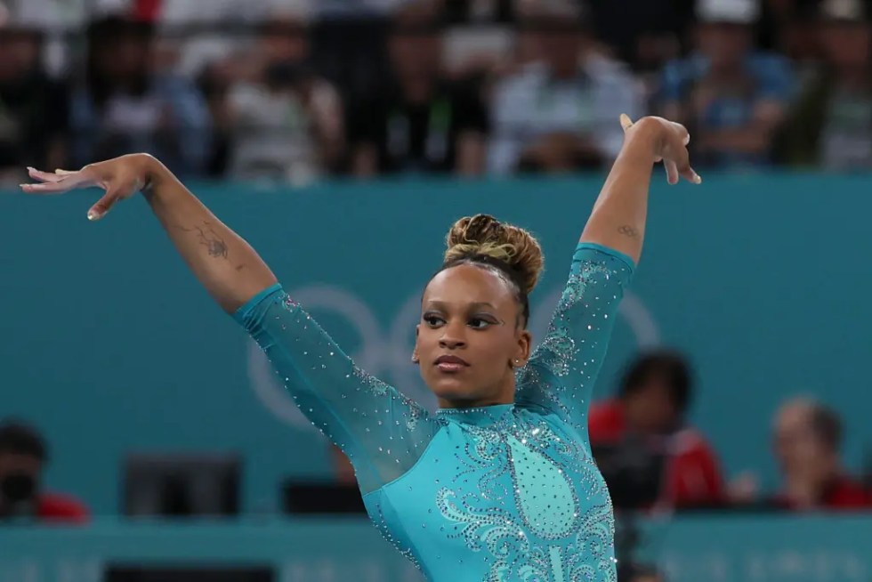 La brasileña Rebecca Andrade compite en la final del ejercicio de suelo femenino celebrada en los Juegos Olímpicos de París 2024 en París, Francia.