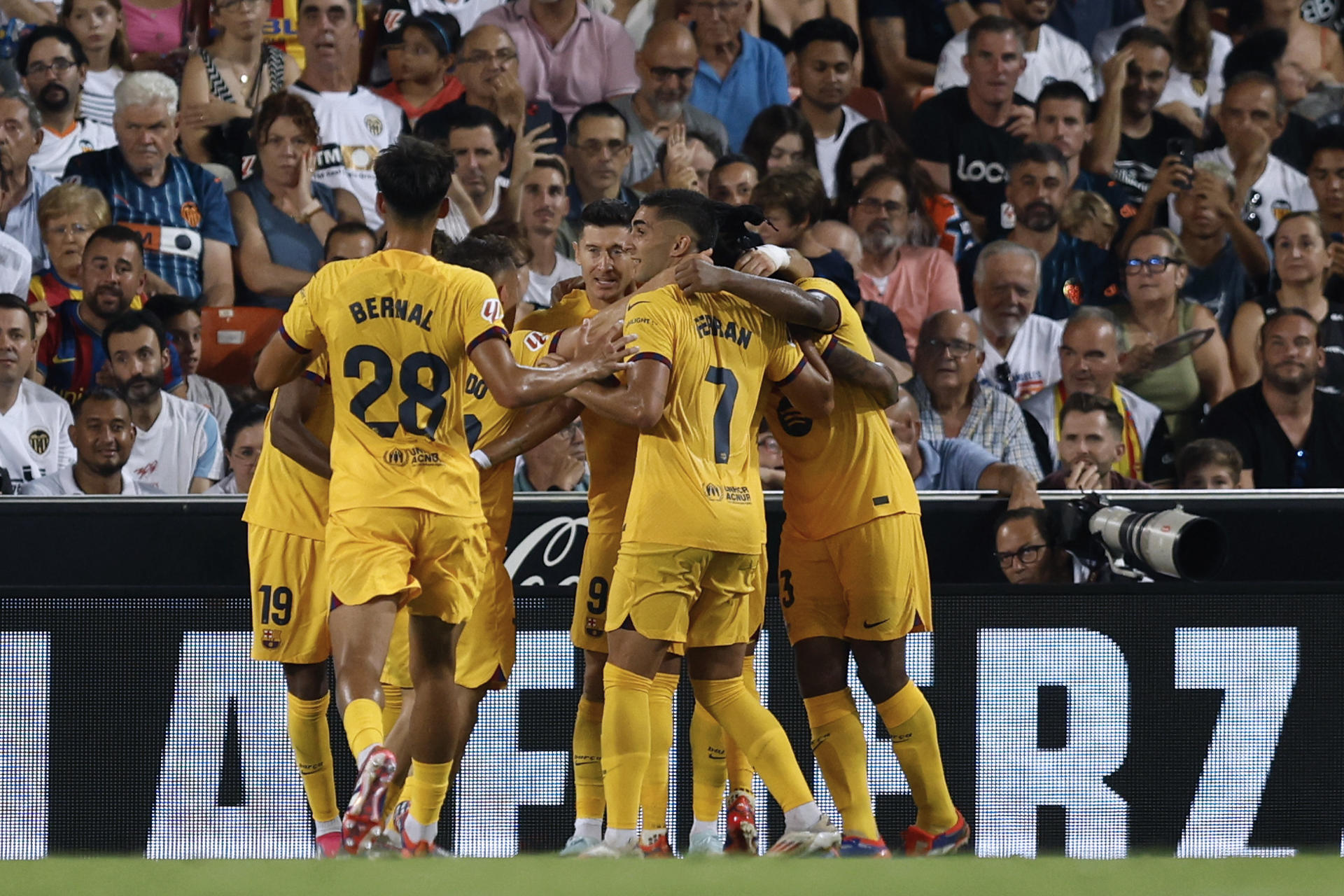 VALENCIA, 17/08/2024.- El delantero del FC Barcelona Robert Lewandowski (c) celebra con sus compañeros su gol, durante el partido de LaLiga que Valencia CF y FC Barcelona disputan este sábado en el estadio de Mestalla, en Valencia. EFE/Biel Aliño