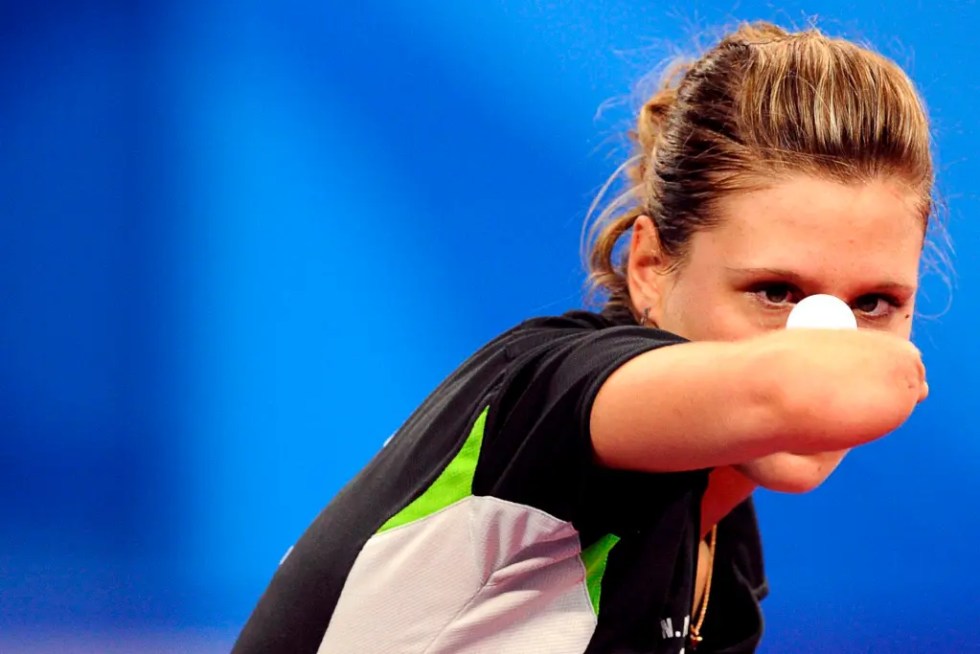 La polaca Natalia Partyka durante la final de tenis de mesa femenino por equipos clase 6-10 de los Juegos Paraolímpicos de Pekín 2008 en el gimnasio de la Universidad de Pekín (China).