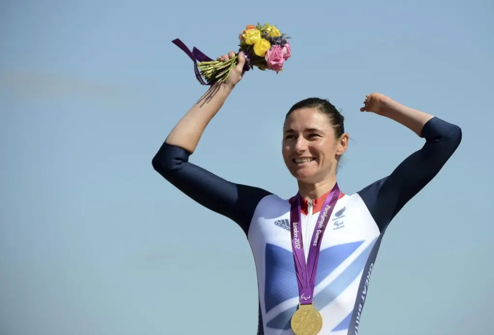 La británica Sarah Storey celebra en el podio después de ganar la medalla de oro en la contrarreloj individual femenina C5 durante los Juegos Paralímpicos de Londres 2012.