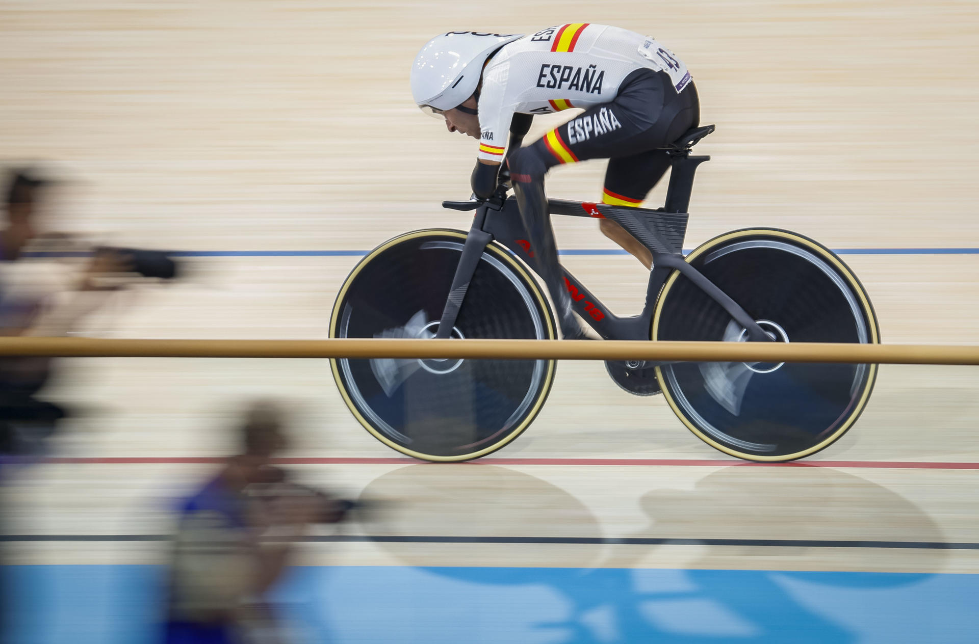 El ciclista Ricardo Ten durante la prueba de persecución de 3000 metros disputada este jueves en los Juegos Paralímpicos de París 2024. EFE/Javier Etxezarreta