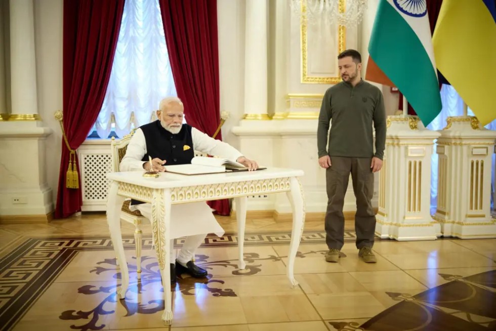 Fotografía facilitada por el Servicio de Prensa Presidencial de Ucrania que muestra al presidente de Ucrania, Volodymyr Zelensky (derecha), observando mientras el primer ministro indio, Narendra Modi (izquierda), firma durante su reunión en Kiev, Ucrania.