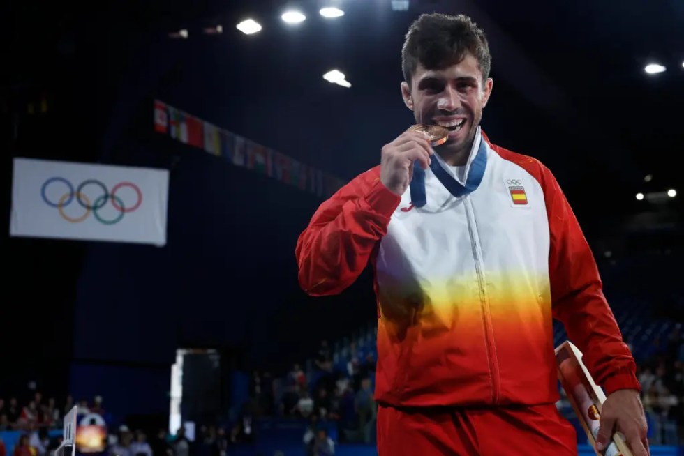 El judoca español Francisco Garrigos con la medalla de bronce al finalizar los combates de Judo -60 kg. EFE