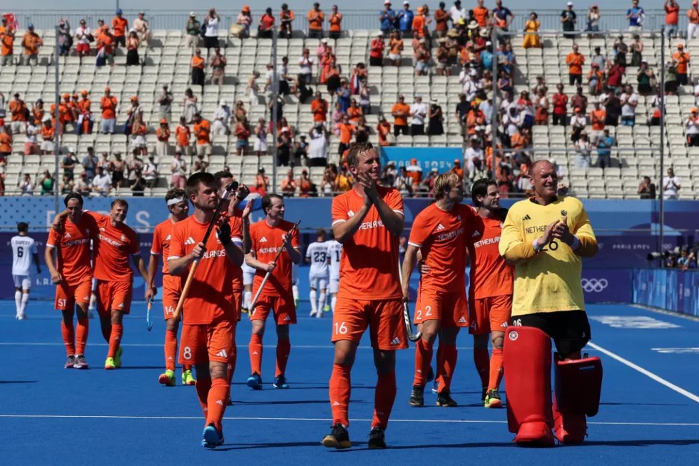 Los jugadores neerlandeses celebran tras ganar a España por 4-0 en la semifinal masculina de hockey hierba de los Juegos Olímpicos de París 2024 en el estadio Yves-du-Manoir en Colombes.