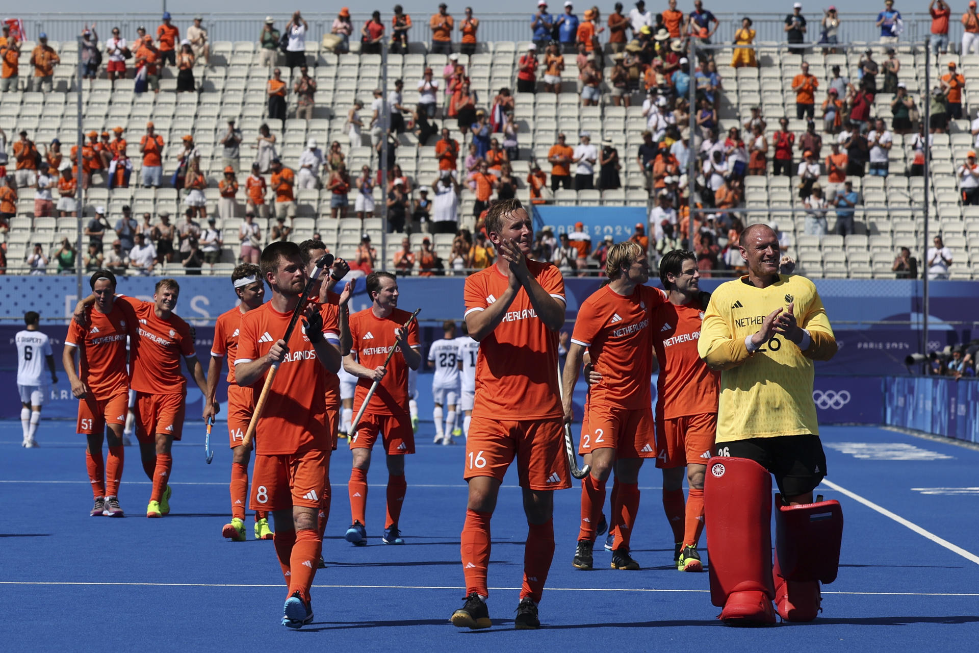 COLOMBES, 06/08/2024.- Los jugadores neerlandeses celebran tras ganar a España por 4-0 en la semifinal masculina de hockey hierba de los Juegos Olímpicos de París 2024 este martes en el estadio Yves-du-Manoir en Colombes. EFE/ Miguel Gutiérrez