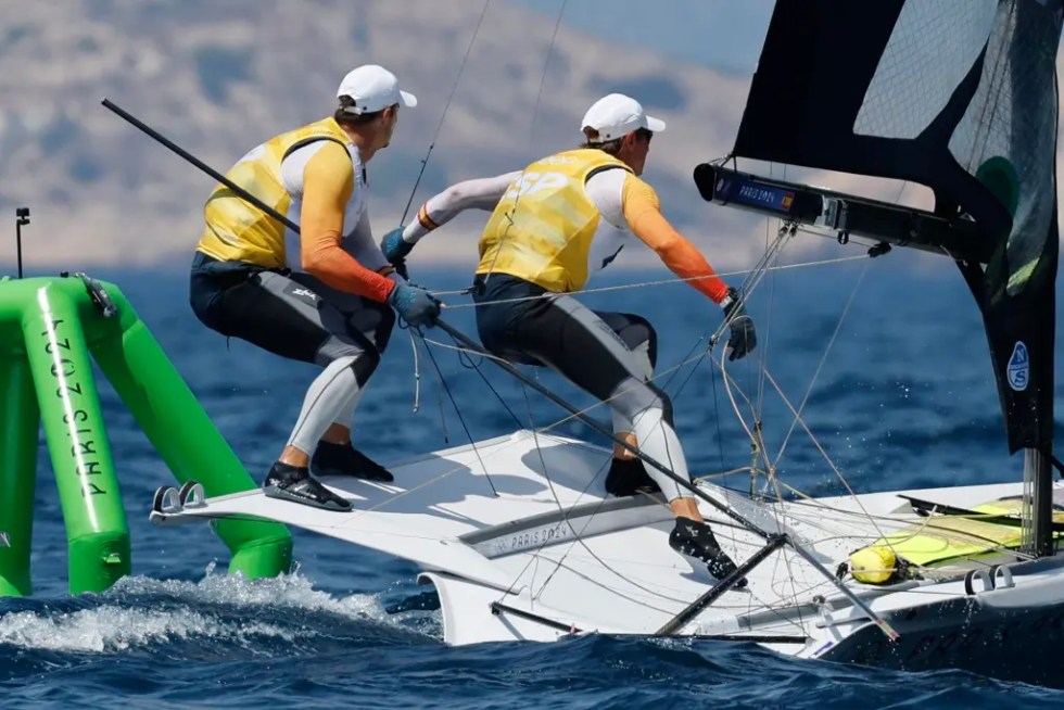 Los españoles Diego Botin (i) y Florian Trittel compiten en la carrera de medallas de la clase 49erFX de vela en los Juegos Olímpicos de París 2024, en la Marina de Marsella en Marsella, Francia.