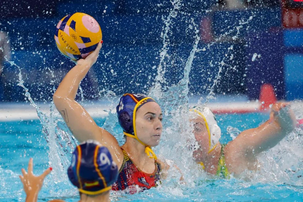 La waterpolista española Bea Ortiz (c) ante la australiana Zoe Arancini (d) durante el partido por el oro de waterpolo femenino de los Juegos Olímpicos de París 2024 este sábado en Nanterre, Francia.