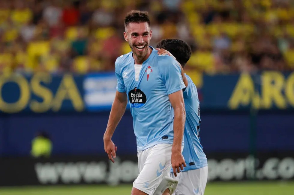 El defensa del Celta Óscar Mingueza celebra tras marcar un gol.