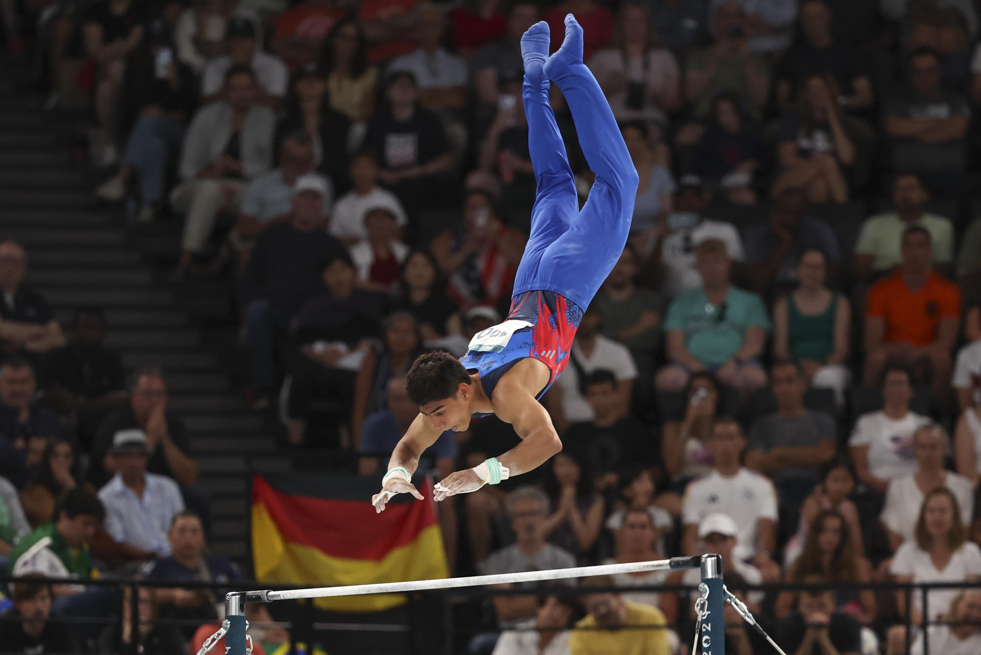 PARÍS, 05/08/2024.- El gimnasta colombiano Ángel Barajas ejecuta su ejercicio de la final masculina de barra fija de gimnasia artística de los Juegos Olímpicos de París 2024, en el pabellón Bercy Arena, este lunes, en París. EFE/ Miguel Gutiérrez