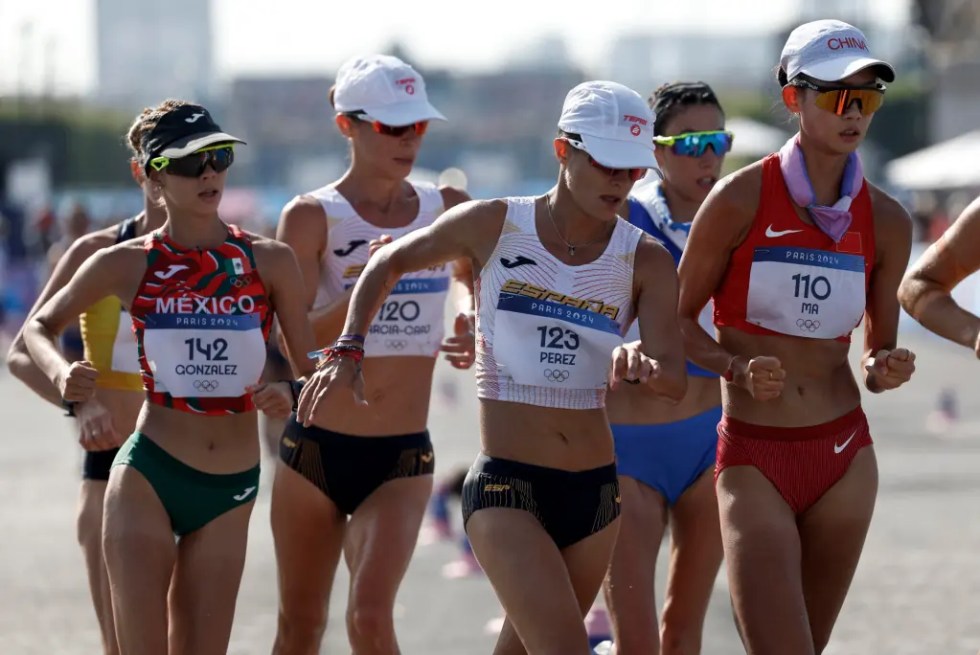 Las españolas María Pérez (2d) y Laura García-Caro (2i) compiten junto a la china Zhenxia Ma (d) y la mexicana Alegna González (i) en la prueba de los 20km marcha femeninos de los Juegos Olímpicos de París 2024, este jueves, en la capital francesa.