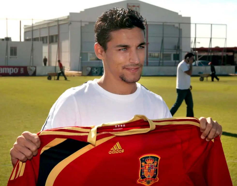 El delantero del Sevilla Jesús Navas posa con la camiseta de la selección española en la Ciudad Deportiva del Sevilla, tras haber sido convocado por primera vez por el seleccionador Vicente del Bosque.