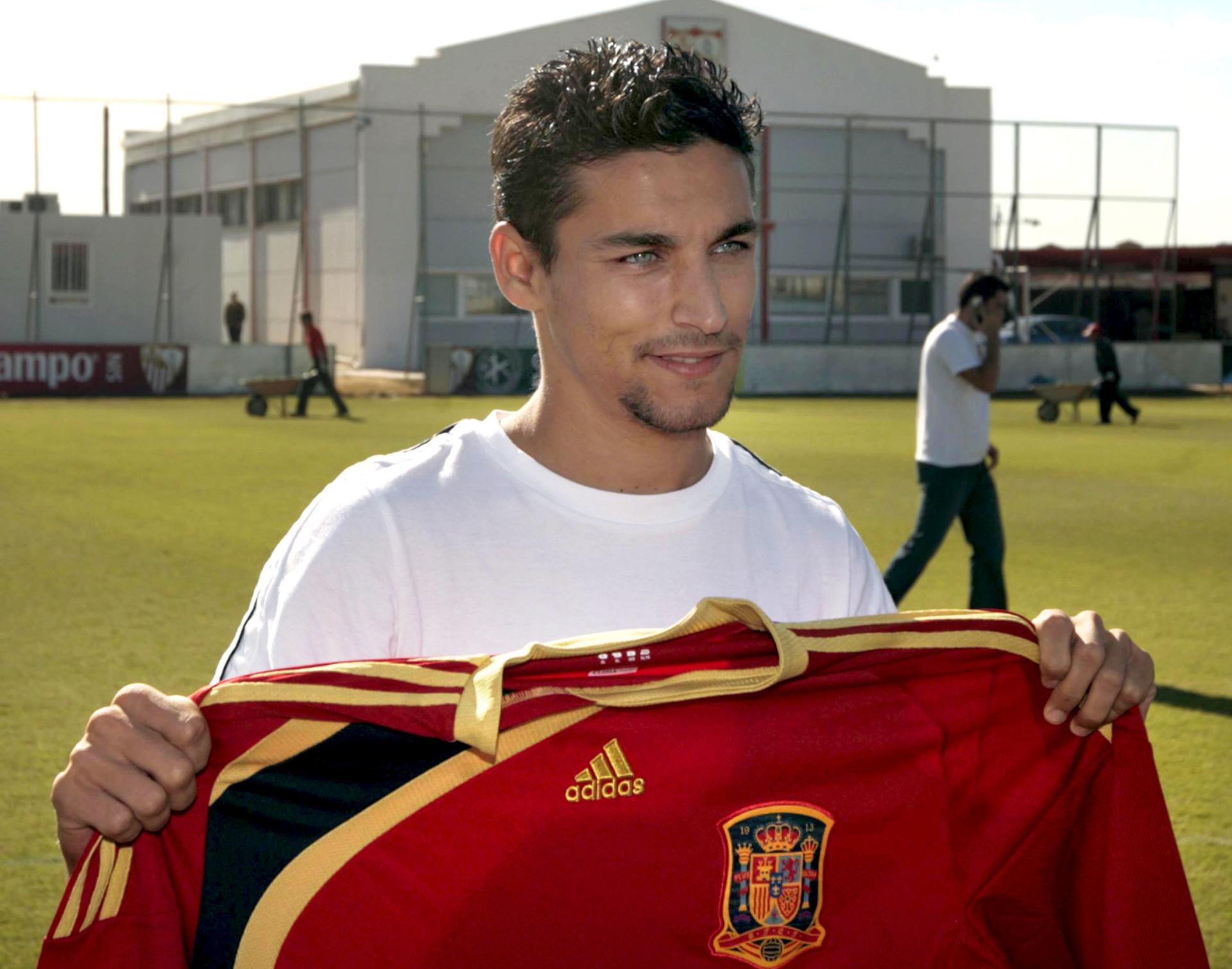 SEV02. SEVILLA, 09/11/09,- El delantero del Sevilla FC Jesús Navas posa con la camiseta de la selección española esta mañana en la Ciudad Deportiva del Sevilla, tras haber sido convocado por primera vez por el seleccionador Vicente del Bosque. EFE/Paco García