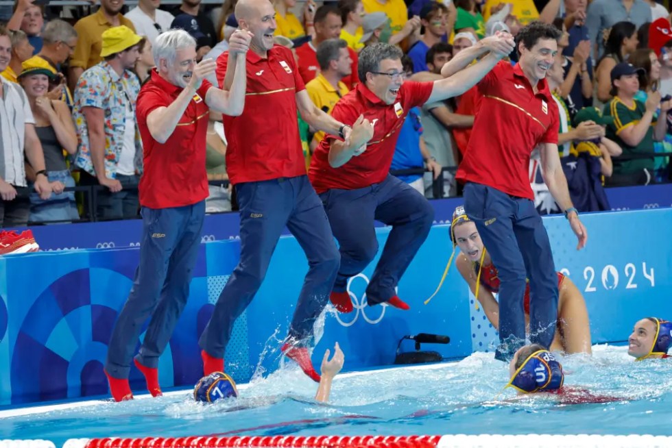 El seleccionador español Miguel Ángel Oca (d) y el resto del equipo técnico se arroja a la piscina después de que el equipo español de waterpolo femenino ganara la medalla de oro de los Juegos Olímpicos de París 2024 ante Australia este sábado en Nanterre, Francia.