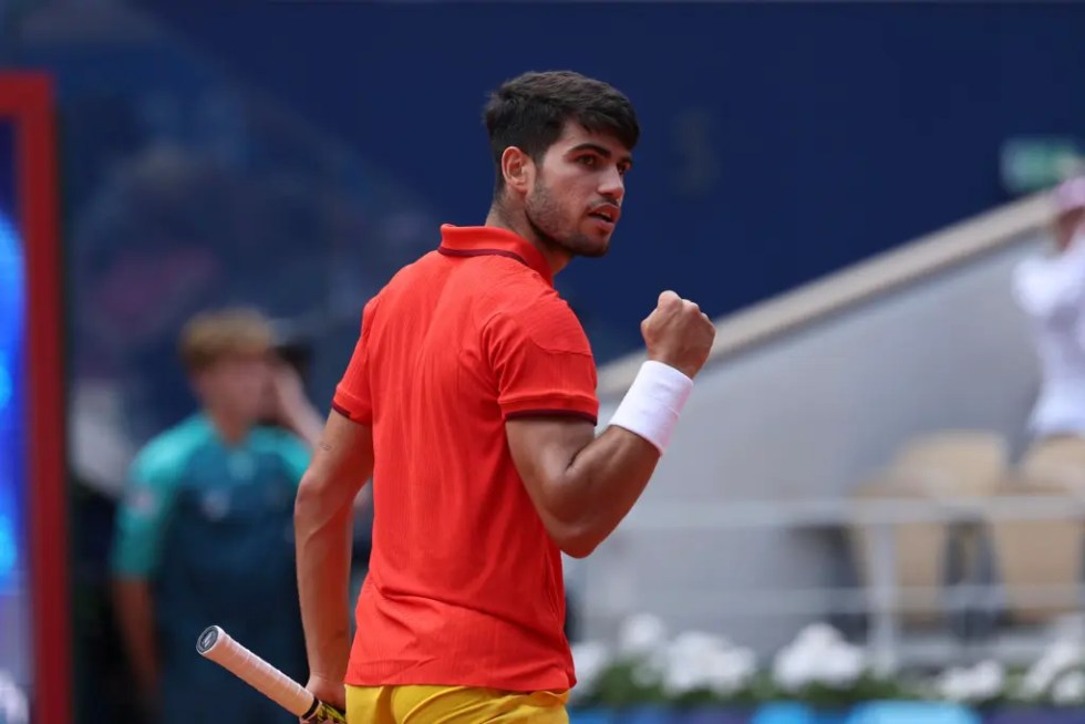 El tenista español Carlos Alcaraz celebra tras un punto contra el canadiense Felix Auger-Aliassime en los Juegos Olímpicos de París 2024.