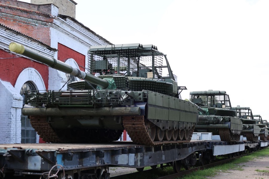 En la imagen, tanques rusos de la corporación estatal Rostec, preparados para ser enviados al frente de Ucrania