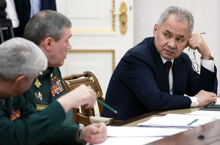 El secretario del Consejo de Seguridad ruso, Sergei Shoigu (d) y el jefe del Estado Mayor de las Fuerzas Armadas rusas, Valery Gerasimov (C), en una reunión con los comandantes de los distritos militares en el Kremlin en Moscú