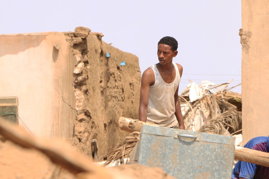 Un hombre inspecciona casas dañadas en una zona afectada por las inundaciones, en Masawi, estado norteño de Merowe, Sudán