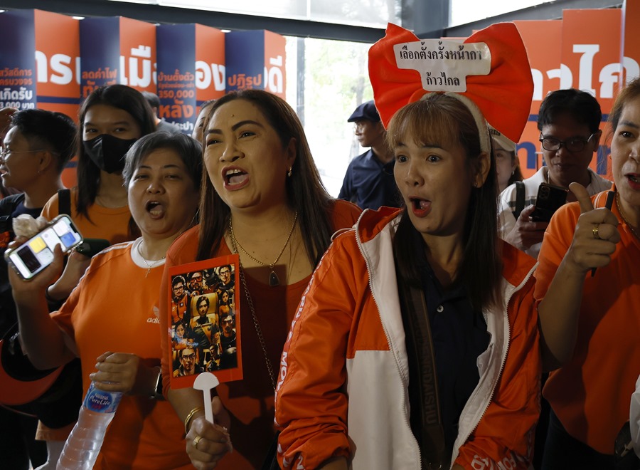 Seguidores de Avanzar en la sede del partido en Bangkok, antes de conocer el veredicto del Tribunal Constitucional de Tailandia sobre la disolución de la formación