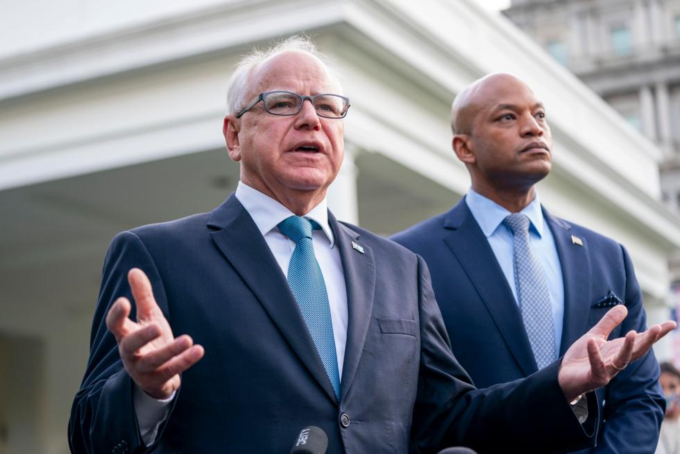 El gobernador de Minnesota, Tim Walz (i), en una fotografía de archivo. EFE/Shawn Thew