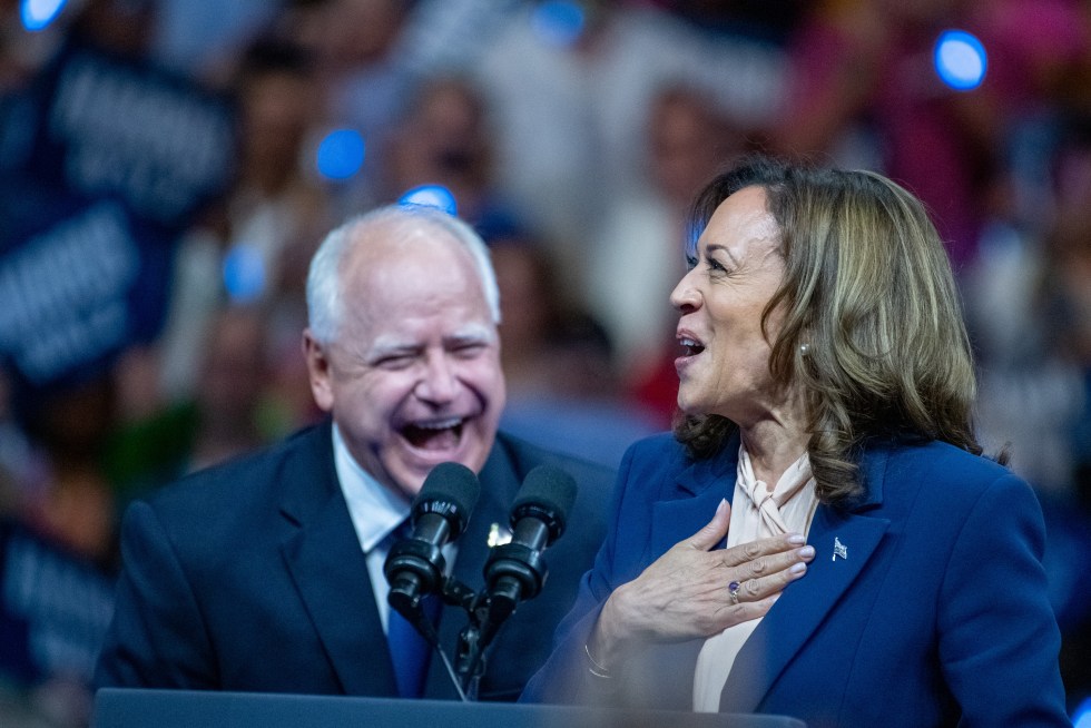 La candidata del Partido Demócrata a la Presidencia de EE.UU., Kamala Harris (d), junto a su compañero de fórmula, Tim Walz, el 6 de agosto de 2024, en Filadelfia (Pensilvania). EFE/David Muse