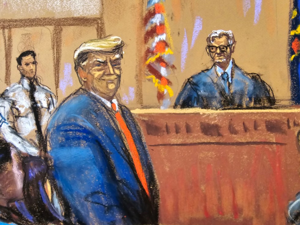 Reproducción fotográfica de un dibujo realizado por la artista Jane Rosenberg donde aparece el expresidente de Estados Unidos Donald Trump (i), mientras sonríe a los miembros del jurado y frente al juez del Tribunal Supremo de Nueva York, Juan Merchán (arriba), el 15 de abril de 2024, en el Tribunal Penal de Manhattan en Nueva York (EE.UU.). EFE/ Jane Rosenberg