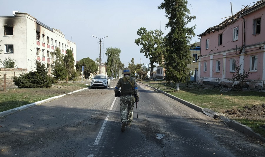 Un militar ucraniano camina cerca de edificios dañados en el centro de la ciudad de Sudzha, en el territorio controlado por Ucrania de la región rusa de Kursk,