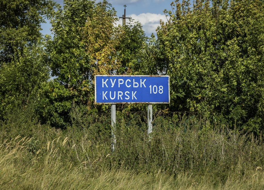 Un cartel que dice "Kursk - 108 km" en una carretera no lejos de la frontera entre Ucrania y Rusia, en una imagen de archivo.