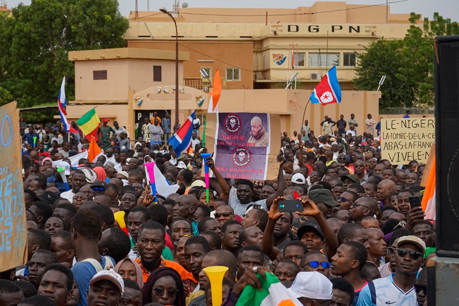 Partidarios de la junta militar muestran una fotografía de Yevgeny Prigozhin, jefe del Grupo Wagner, durante una protesta contra una posible intervención militar en Niamey, Níger