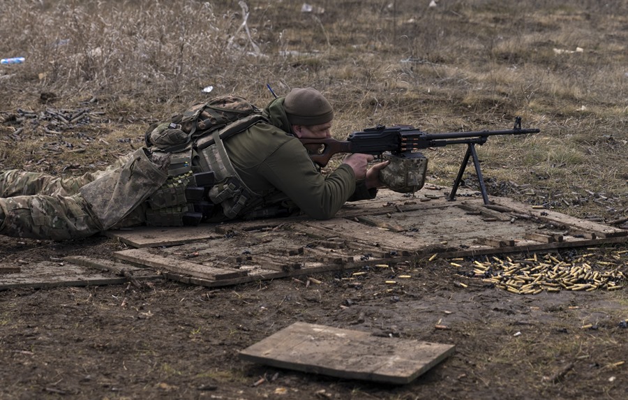 Un militar ucraniano durante un entrenamiento militar en un lugar no revelado cerca de la línea del frente, en la región de Donetsk, este de Ucrania