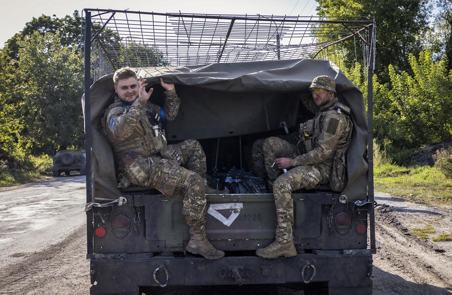 Los militares ucranianos viajan en la parte trasera de un vehículo militar no lejos de la frontera entre Ucrania y Rusia