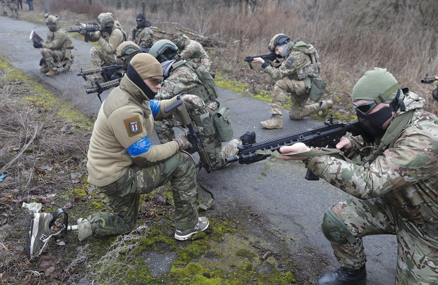 Un instructor entrena a civiles ucranianos para la guerra, cerca de Kiev