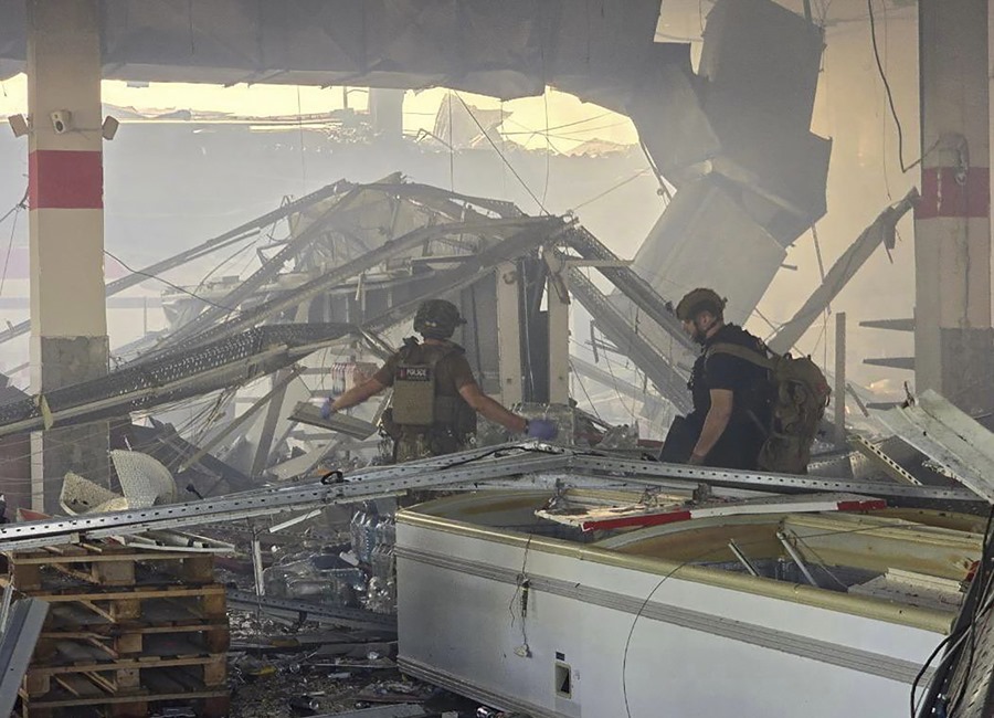 Imagen proporcionada por el Servicio Estatal de Emergencias de Ucrania (SESU) de las labores de rescate en un centro comercial en Kostiantynivka, región de Donetsk, Ucrania, atacado por Rusia