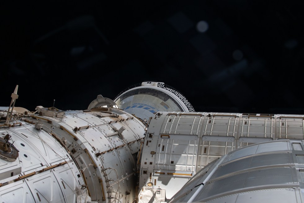 Fotografía cedida por la NASA donde se muestra en una parte el espacio y la nave espacial Starliner de Boeing. EFE/NASA