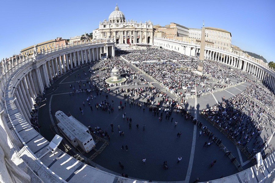 El Vaticano se dijo entristecido por algunas escenas de la ceremonia de apertura de los Juegos Olímpicos de París y, en un comunicado emitido este sábado, se unió a quien deploró la ofensa causada a muchos cristianos y creyentes de otras religiones.
El Vaticano añadió que "un evento prestigioso en el que el mundo entero se reúne para compartir valores comunes, no debería haber alusiones ridículas a la religión" en alusión a algunas escenas de la ceremonia en la que pareció representarse la Última Cena. 
"La Santa Sede, entristecida por algunas escenas de la ceremonia de apertura de los Juegos Olímpicos de París y no puede sino unirse a las voces que se han alzado en los últimos días para deplorar la ofensa causada a muchos cristianos y creyentes de otras religiones", comienza la nota.
Y afirman que "la libertad de expresión, que evidentemente no se cuestiona, sólo está limitada por el respeto a los demás".
Vista panorámica de la plaza San Pedro de la Ciudad del Vaticano.