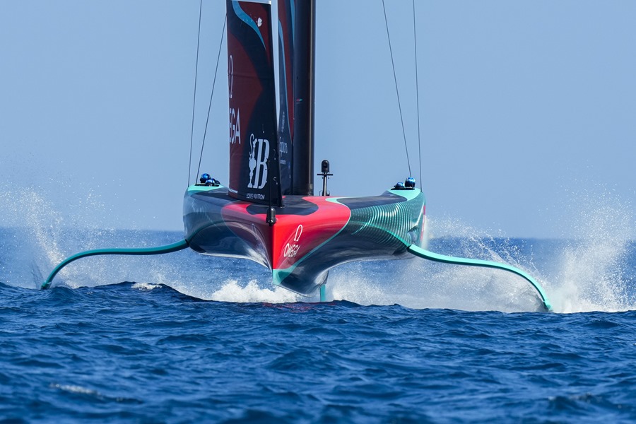 El barco neozelandés Emirates Team New Zealand, durante la segunda jornada de la tercera y última regata preliminar, el inicio de la 37ª Copa del América, una de las ediciones más igualadas de la historia que se disputa en aguas de Barcelona.